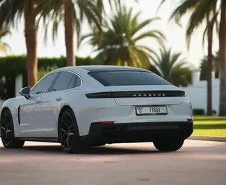 Porsche Panamera 2025 beschikbaar voor verhuur in Dubai, met een kilometerlimiet van 250 km/dag.