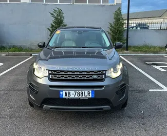 Vooraanzicht van een huurauto Land Rover Discovery Sport in Tirana, Albanië ✓ Auto #8010. ✓ Transmissie Automatisch TM ✓ 0 beoordelingen.