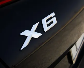 Benzine motor van L van BMW X6 2025 te huur in Dubai.