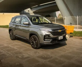 Vooraanzicht van een huurauto Chevrolet Captiva in Dubai, Verenigde Arabische Emiraten ✓ Auto #5988. ✓ Transmissie Automatisch TM ✓ 2 beoordelingen.