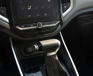 Chevrolet Captiva 2025 beschikbaar voor verhuur in Dubai, met een kilometerlimiet van 250 km/dag.