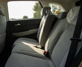 Interieur van Chevrolet Captiva te huur in de VAE. Een geweldige auto met 7 zitplaatsen en een Automatisch transmissie.