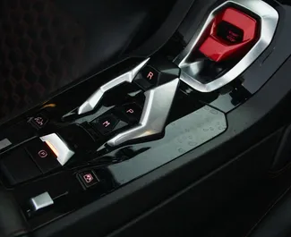 Interieur van Lamborghini Huracan Perfomante Spider te huur in de VAE. Een geweldige auto met 2 zitplaatsen en een Automatisch transmissie.