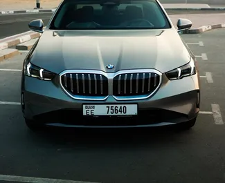Vooraanzicht van een huurauto BMW 520i in Dubai, Verenigde Arabische Emiraten ✓ Auto #15324. ✓ Transmissie Automatisch TM ✓ 0 beoordelingen.