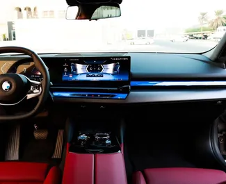 Verhuur BMW 520i. Premium Auto te huur in de VAE ✓ Borg van Borg van 2000 AED ✓ Verzekeringsmogelijkheden TPL.