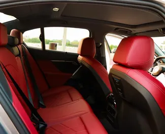 Benzine motor van L van BMW 520i 2025 te huur in Dubai.