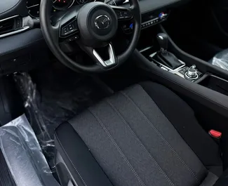 Mazda 6 2025 beschikbaar voor verhuur in Dubai, met een kilometerlimiet van 250 km/dag.