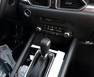 Mazda CX-5 2025 beschikbaar voor verhuur in Dubai, met een kilometerlimiet van 250 km/dag.