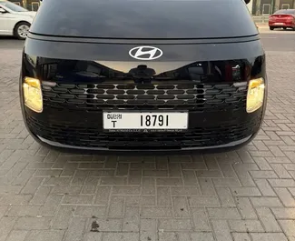 Vooraanzicht van een huurauto Hyundai Staria in Dubai, Verenigde Arabische Emiraten ✓ Auto #15333. ✓ Transmissie Automatisch TM ✓ 0 beoordelingen.