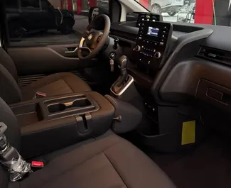 Benzine motor van L van Hyundai Staria 2026 te huur in Dubai.