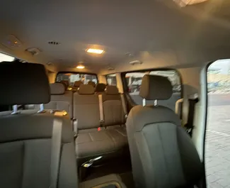 Hyundai Staria 2026 beschikbaar voor verhuur in Dubai, met een kilometerlimiet van 250 km/dag.