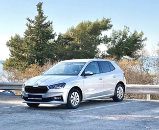 Vooraanzicht van een huurauto Skoda Fabia in Budva, Montenegro ✓ Auto #15339. ✓ Transmissie Automatisch TM ✓ 0 beoordelingen.