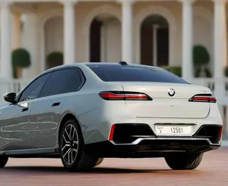 Autohuur BMW 735i 2024 in in de VAE, met Benzine brandstof en  pk ➤ Vanaf 750 AED per dag.