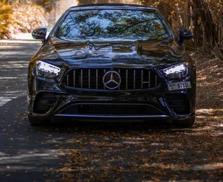 Vooraanzicht van een huurauto Mercedes-Benz E53 AMG in Dubai, Verenigde Arabische Emiraten ✓ Auto #15319. ✓ Transmissie Automatisch TM ✓ 0 beoordelingen.