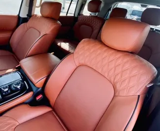 Nissan Patrol 2024 beschikbaar voor verhuur in Dubai, met een kilometerlimiet van 250 km/dag.