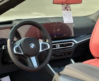 BMW 430i Cabrio 2024 beschikbaar voor verhuur in Dubai, met een kilometerlimiet van 250 km/dag.