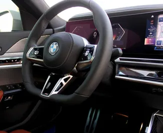 Verhuur BMW 735i. Premium, Luxe Auto te huur in de VAE ✓ Borg van Borg van 2000 AED ✓ Verzekeringsmogelijkheden TPL.