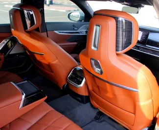 Benzine motor van L van BMW 735i 2024 te huur in Dubai.