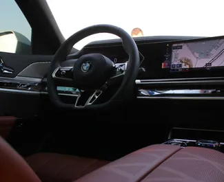 BMW 735i 2024 beschikbaar voor verhuur in Dubai, met een kilometerlimiet van 250 km/dag.