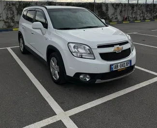 Vooraanzicht van een huurauto Chevrolet Orlando in Durrës, Albanië ✓ Auto #15423. ✓ Transmissie Automatisch TM ✓ 0 beoordelingen.