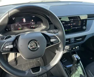 Interieur van Skoda Kamiq te huur in Montenegro. Een geweldige auto met 5 zitplaatsen en een Automatisch transmissie.