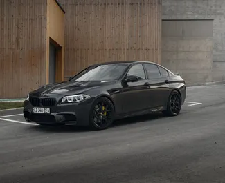 Vooraanzicht van een huurauto BMW 535 in Tbilisi, Georgië ✓ Auto #11609. ✓ Transmissie Automatisch TM ✓ 0 beoordelingen.