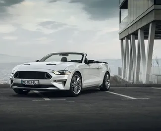 Vooraanzicht van een huurauto Ford Mustang GT Cabrio in Tbilisi, Georgië ✓ Auto #15474. ✓ Transmissie Automatisch TM ✓ 0 beoordelingen.