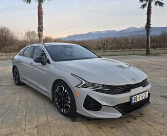 Vooraanzicht van een huurauto Kia K5 in Batumi, Georgië ✓ Auto #15522. ✓ Transmissie Automatisch TM ✓ 0 beoordelingen.