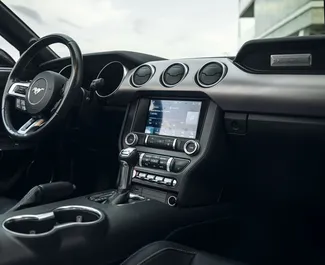 Huur een Ford Mustang GT Cabrio in Tbilisi Georgië