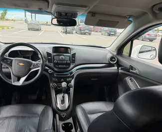 Interieur van Chevrolet Orlando te huur in Albanië. Een geweldige auto met 7 zitplaatsen en een Automatisch transmissie.