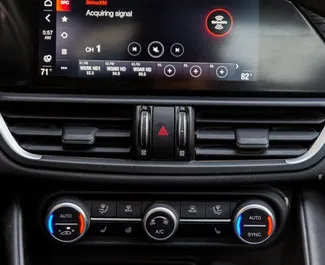 Benzine motor van 2,0L van Alfa Romeo Giulia 2022 te huur in Tbilisi.