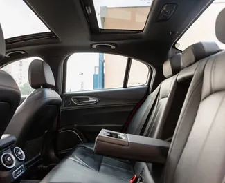 Interieur van Alfa Romeo Giulia te huur in Georgië. Een geweldige auto met 5 zitplaatsen en een Automatisch transmissie.