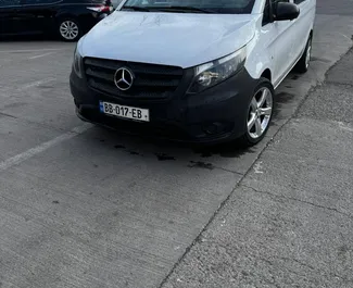 Vooraanzicht van een huurauto Mercedes-Benz Vito in Tbilisi, Georgië ✓ Auto #15557. ✓ Transmissie Handmatig TM ✓ 0 beoordelingen.