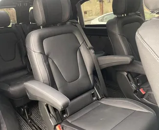 Interieur van Mercedes-Benz Vito te huur in Georgië. Een geweldige auto met 7 zitplaatsen en een Handmatig transmissie.
