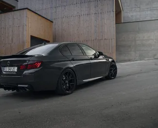 Interieur van BMW 535 te huur in Georgië. Een geweldige auto met 5 zitplaatsen en een Automatisch transmissie.