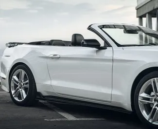 Interieur van Ford Mustang GT Cabrio te huur in Georgië. Een geweldige auto met 4 zitplaatsen en een Automatisch transmissie.