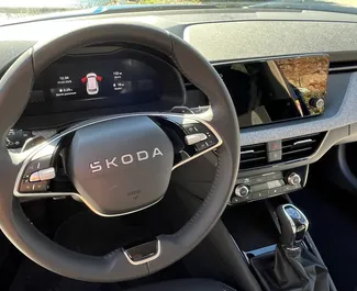 Interieur van Skoda Kamiq te huur in Montenegro. Een geweldige auto met 5 zitplaatsen en een Automatisch transmissie.