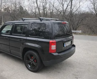 Vooraanzicht van een huurauto Jeep Patriot in Tbilisi, Georgië ✓ Auto #15511. ✓ Transmissie Automatisch TM ✓ 0 beoordelingen.
