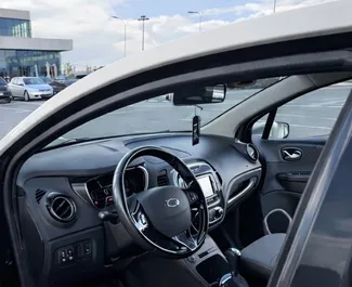 Interieur van Renault Kaptur te huur in Albanië. Een geweldige auto met 5 zitplaatsen en een Automatisch transmissie.