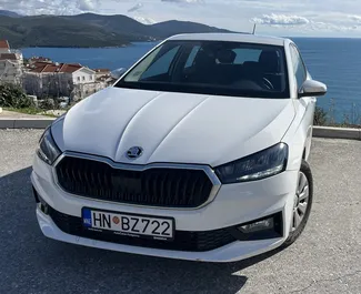 Vooraanzicht van een huurauto Skoda Fabia in Herceg-Novi, Montenegro ✓ Auto #15425. ✓ Transmissie Automatisch TM ✓ 1 beoordelingen.