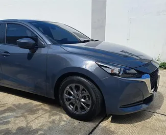 Vooraanzicht van een huurauto Mazda 2 in Phuket, Thailand ✓ Auto #15498. ✓ Transmissie Automatisch TM ✓ 0 beoordelingen.