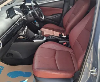 Mazda 2 2023 beschikbaar voor verhuur in Phuket, met een kilometerlimiet van onbeperkt.