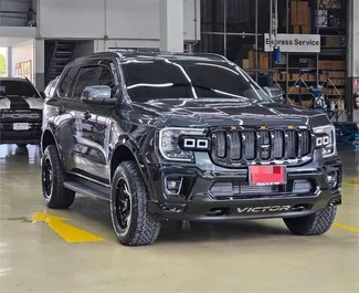 Diesel motor van 2,0L van Ford Everest 2023 te huur in Phuket.