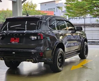 Ford Everest 2023 beschikbaar voor verhuur in Phuket, met een kilometerlimiet van onbeperkt.