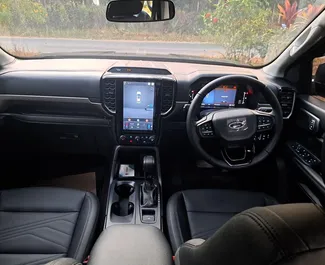 Interieur van Ford Everest te huur in Thailand. Een geweldige auto met 5 zitplaatsen en een Automatisch transmissie.