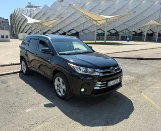 Vooraanzicht van een huurauto Toyota Highlander in Tbilisi, Georgië ✓ Auto #15436. ✓ Transmissie Automatisch TM ✓ 0 beoordelingen.