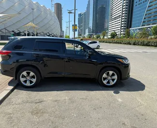 Interieur van Toyota Highlander te huur in Georgië. Een geweldige auto met 7 zitplaatsen en een Automatisch transmissie.