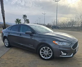Vooraanzicht van een huurauto Ford Fusion Sedan in Batumi, Georgië ✓ Auto #15517. ✓ Transmissie Automatisch TM ✓ 0 beoordelingen.