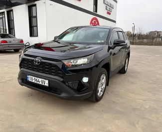 Vooraanzicht van een huurauto Toyota Rav4 in Koetaisi, Georgië ✓ Auto #15490. ✓ Transmissie Automatisch TM ✓ 0 beoordelingen.
