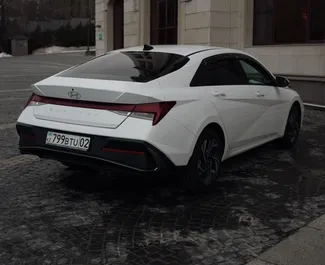 Benzine motor van 1,6L van Hyundai Elantra 2024 te huur in Almaty.